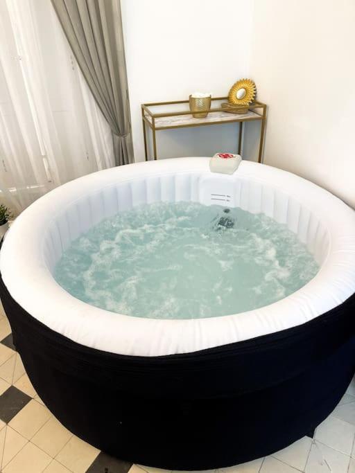 Romantique Jacuzzi, Au Chateau A 30 Min De Paris Apartman Limay Kültér fotó